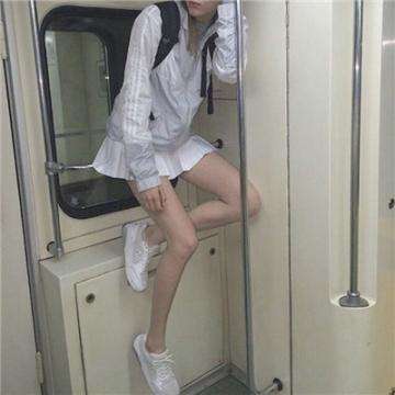 上海地铁乘客擅自拉下紧急拉手